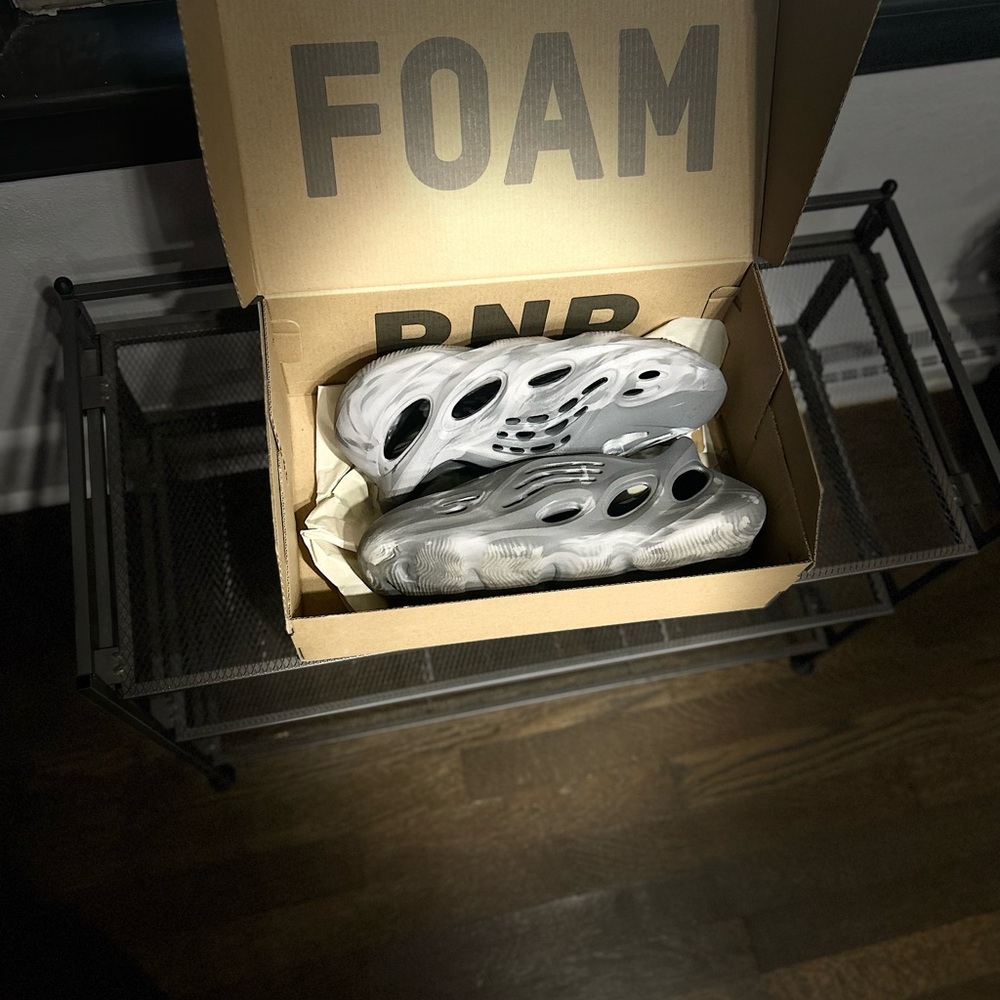 Men gray foam runner